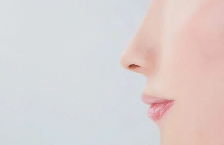 呼吸を整え、自然な姿勢と体のつながりを意識するイメージ