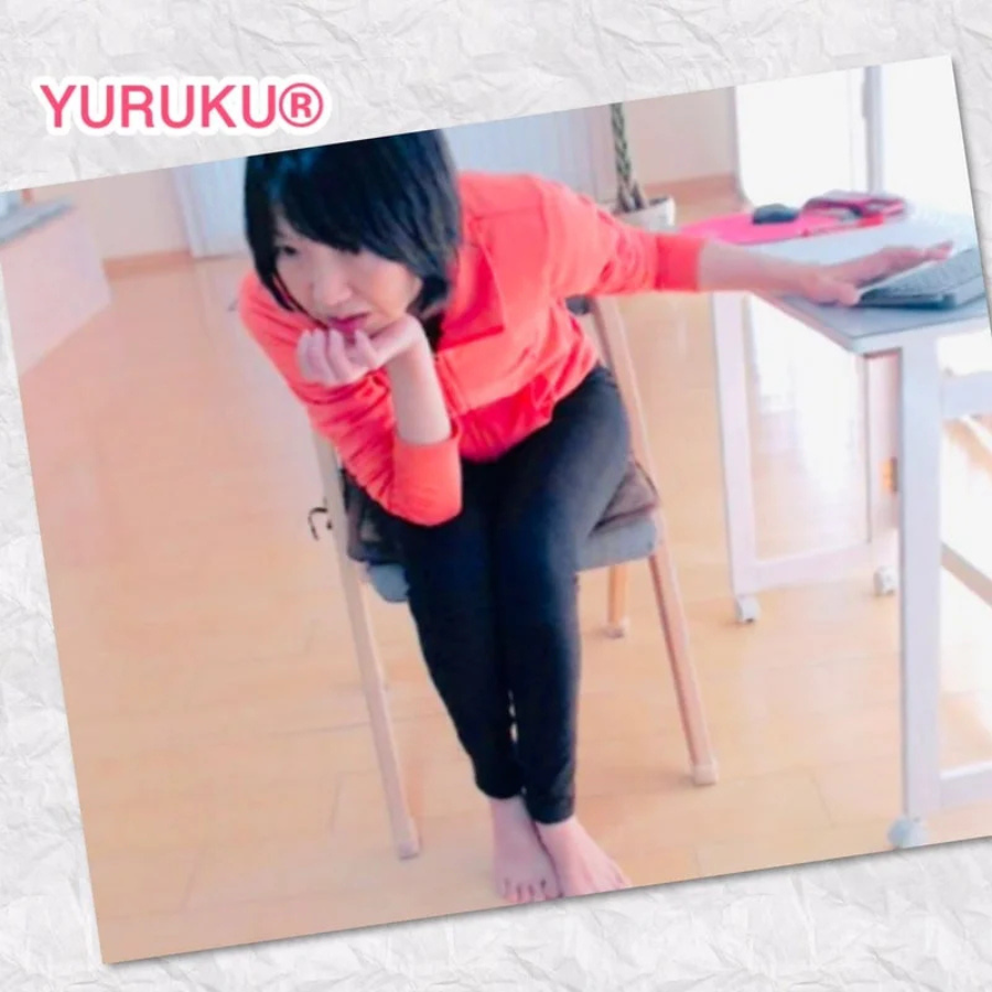 オンラインパーソナルレッスン中に大型モニターで受講生の動きを確認するノリコ