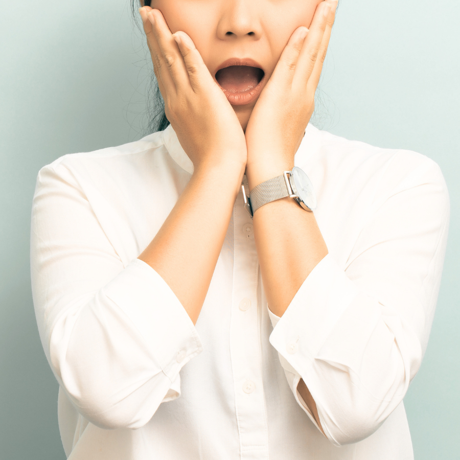 自分の体の変化に気づく女性