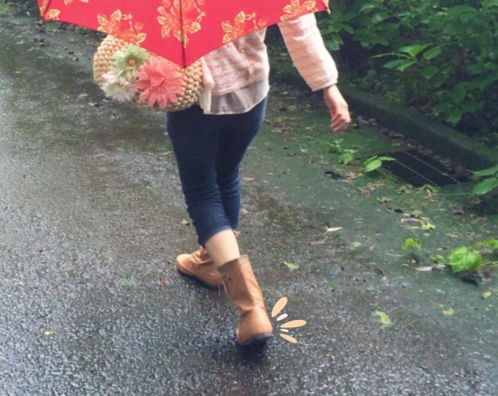 歩行時に泥はねしている女性の後ろ姿