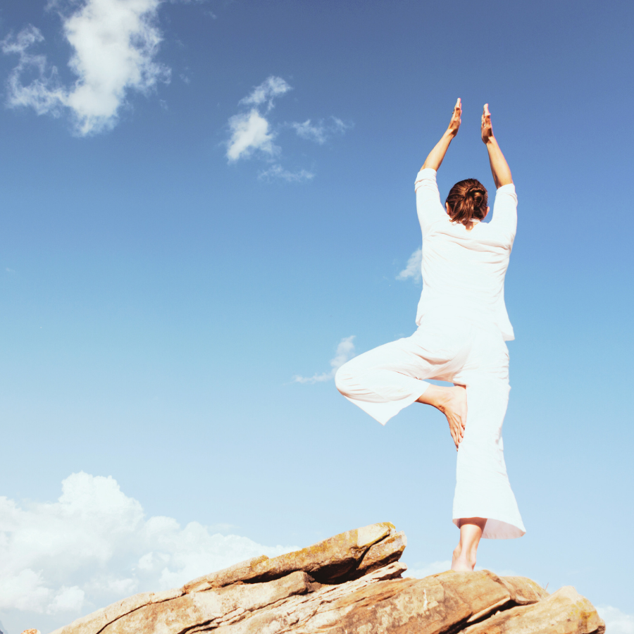 全身のバランスで立つ女性の後ろ姿