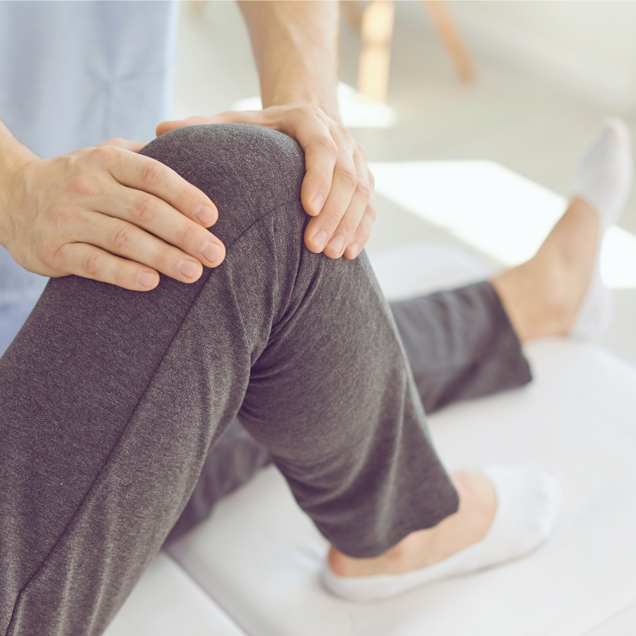 施術を受けても膝の痛みが改善しない女性の脚