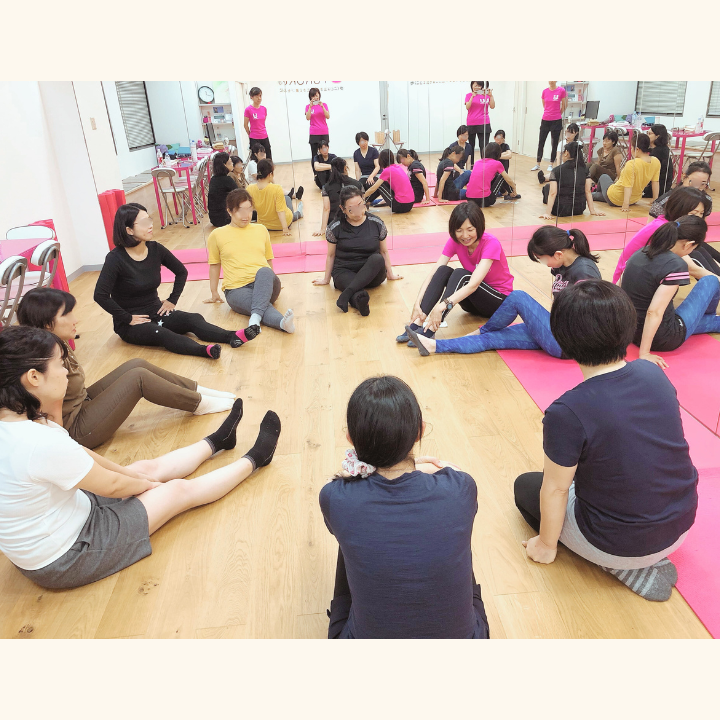 受講生の脚のねじれを説明する姿勢講師ノリコと、それを見学する受講生たちのレッスン風景