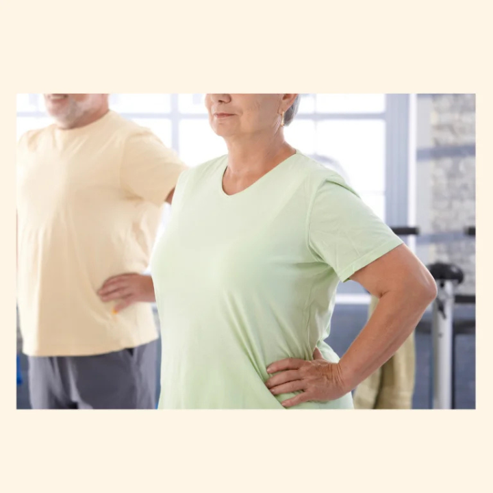 高齢女性が筋力トレーニングに取り組む写真