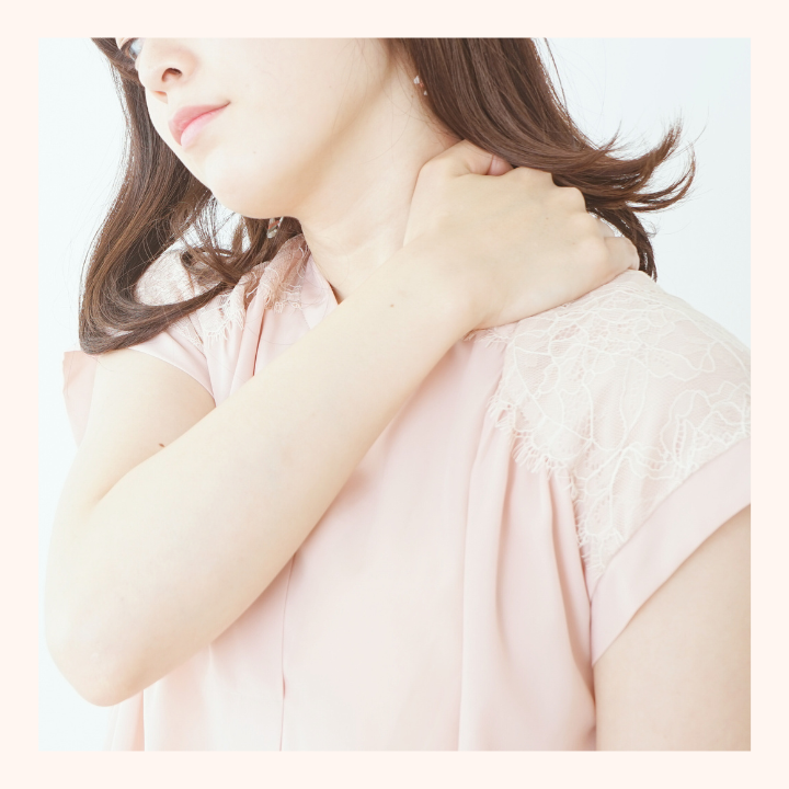 肩こりに悩む女性のイメージ画像