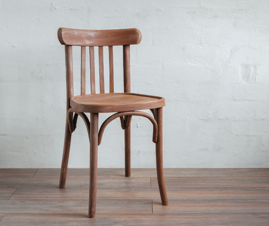 向き合うための静かな時間を象徴する、一脚の椅子が置かれた室内の風景