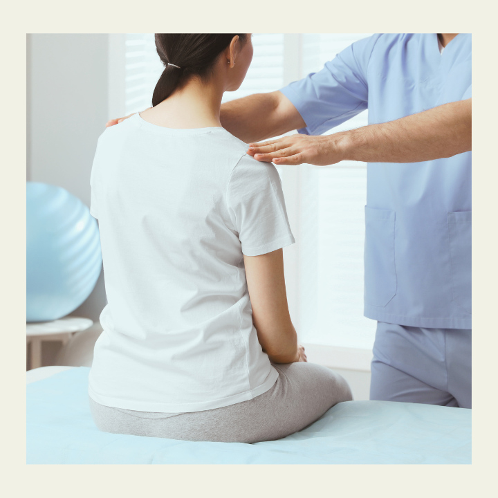 整体院で体の歪みを確認されている若い女性の後ろ姿