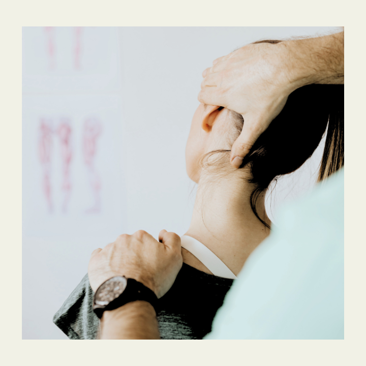 首のストレッチを受ける若い女性の後ろ姿