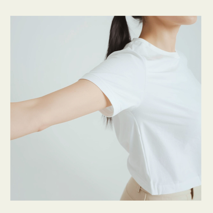 後ろに腕を伸ばす女性の動作