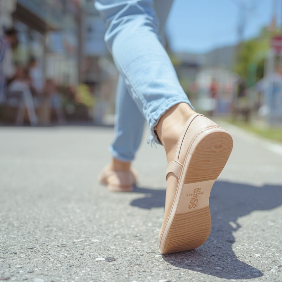 軽やかに歩く女性の足元の様子