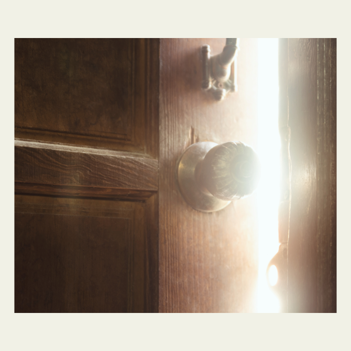 光が差し込む半開きの扉