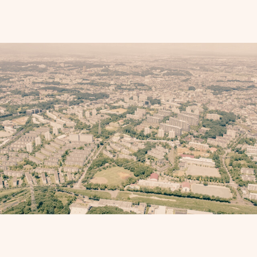 昭和の高度経済成長期に開発された多摩ニュータウンの街並み。時代の空気を感じさせる住宅風景