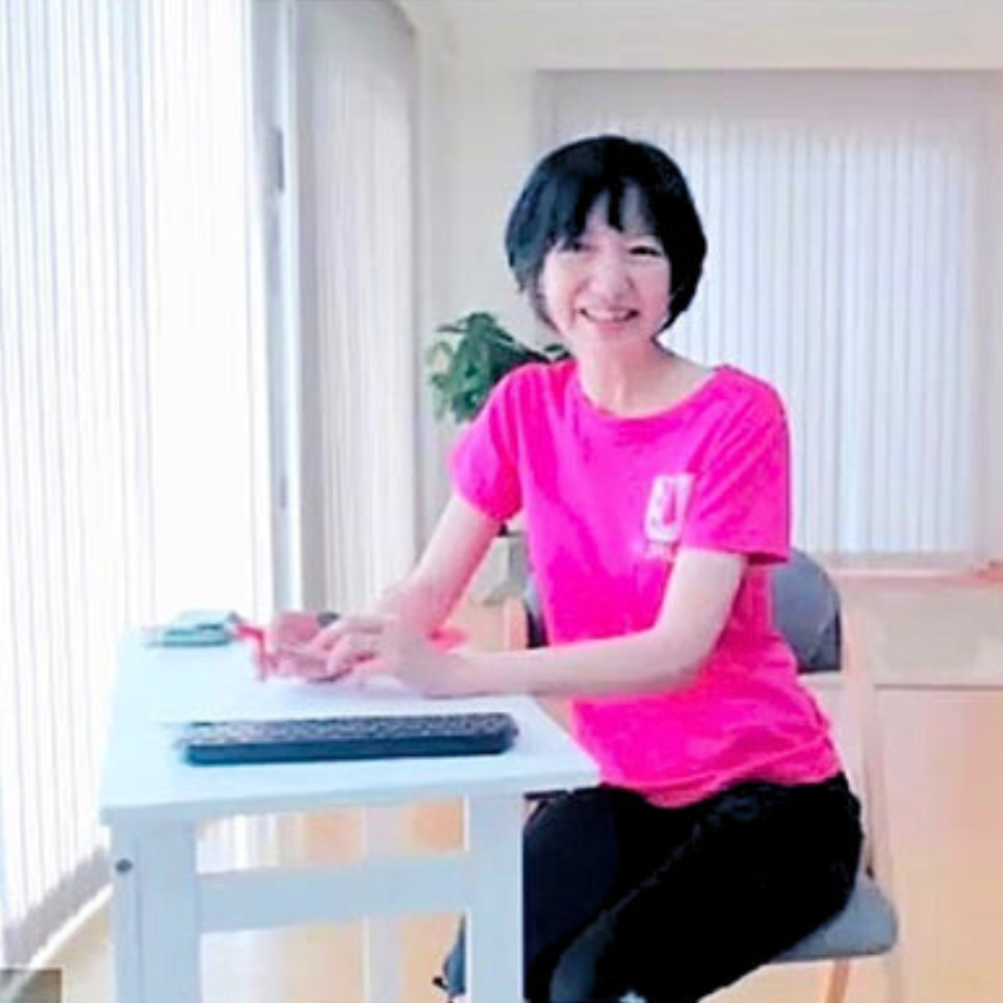 オンラインレッスン中、受講生に話をしているノリコ