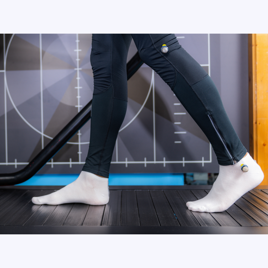 歩行を計測されているような緊張感のある脚のイメージ写真