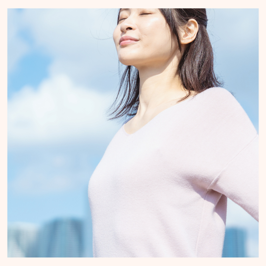 自然に呼吸が入り、リラックスした表情の女性