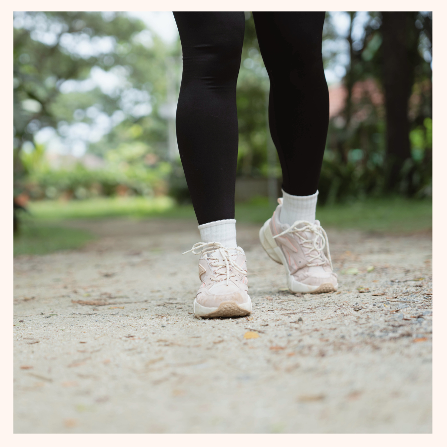 むくみのある脚で無理な歩き方をしている女性の足元