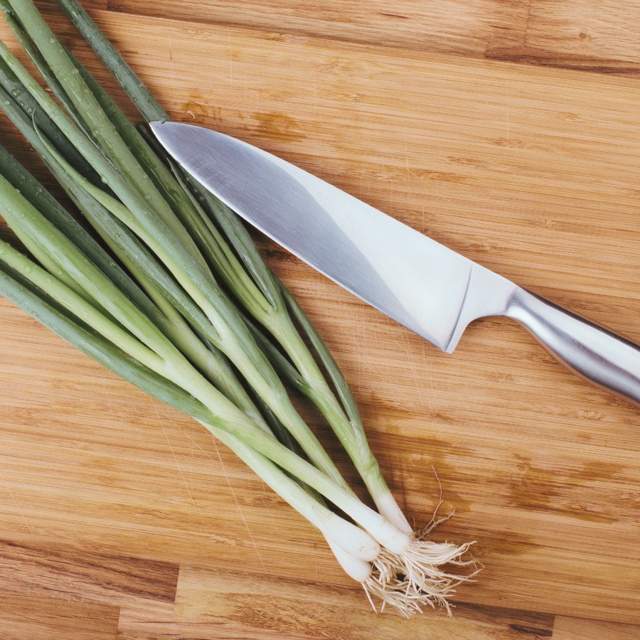 まな板の上に置かれたねぎと包丁