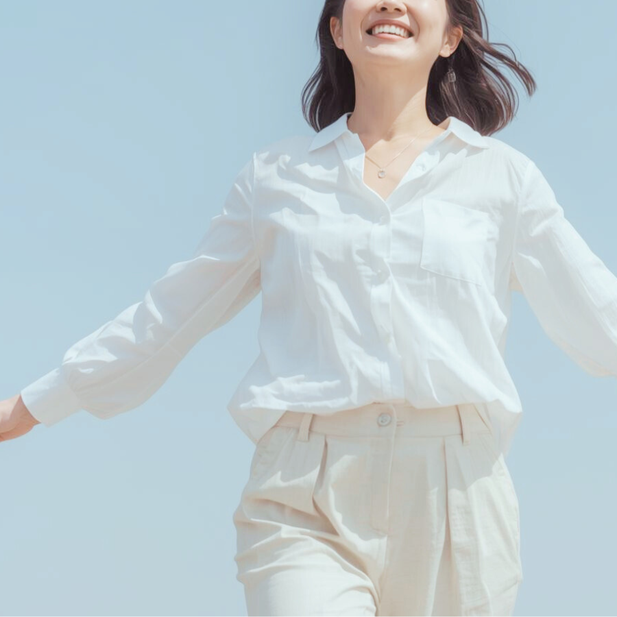 空を見上げながら軽やかに歩く女性