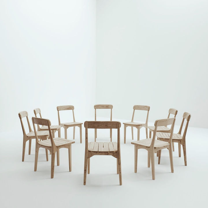 円形に並べられた9脚の椅子