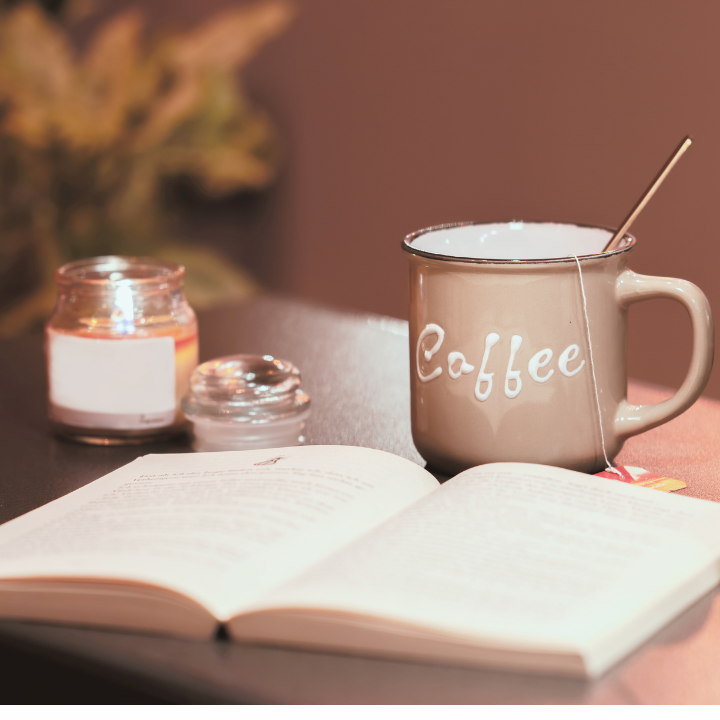 デスクに開いた本とコーヒーカップ|記事を何度も読み返すイメージ
