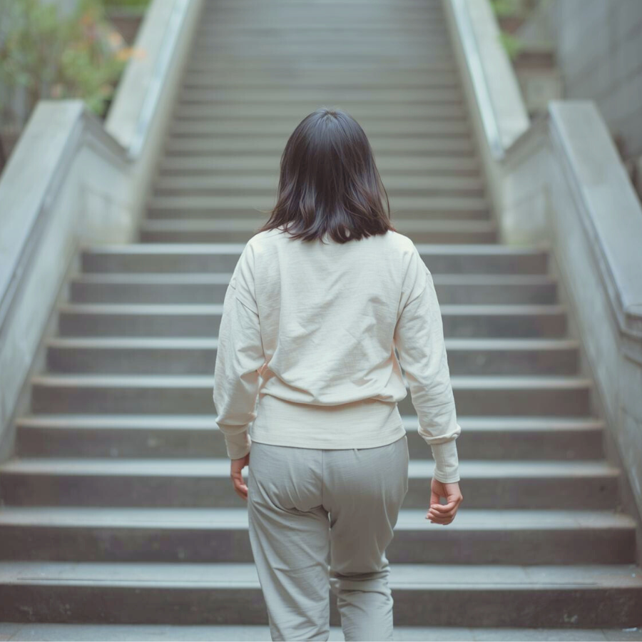階段を上る女性の後ろ姿