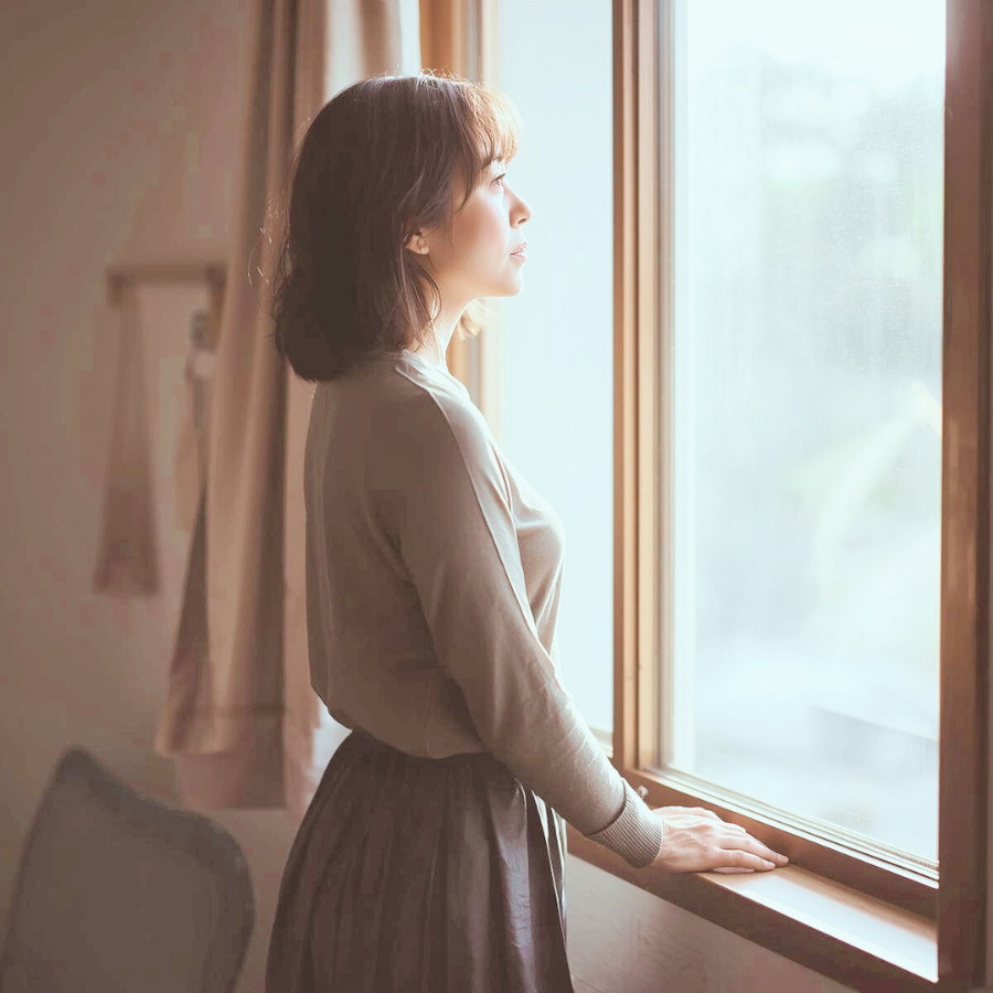 窓辺で未来を見つめる女性の横顔