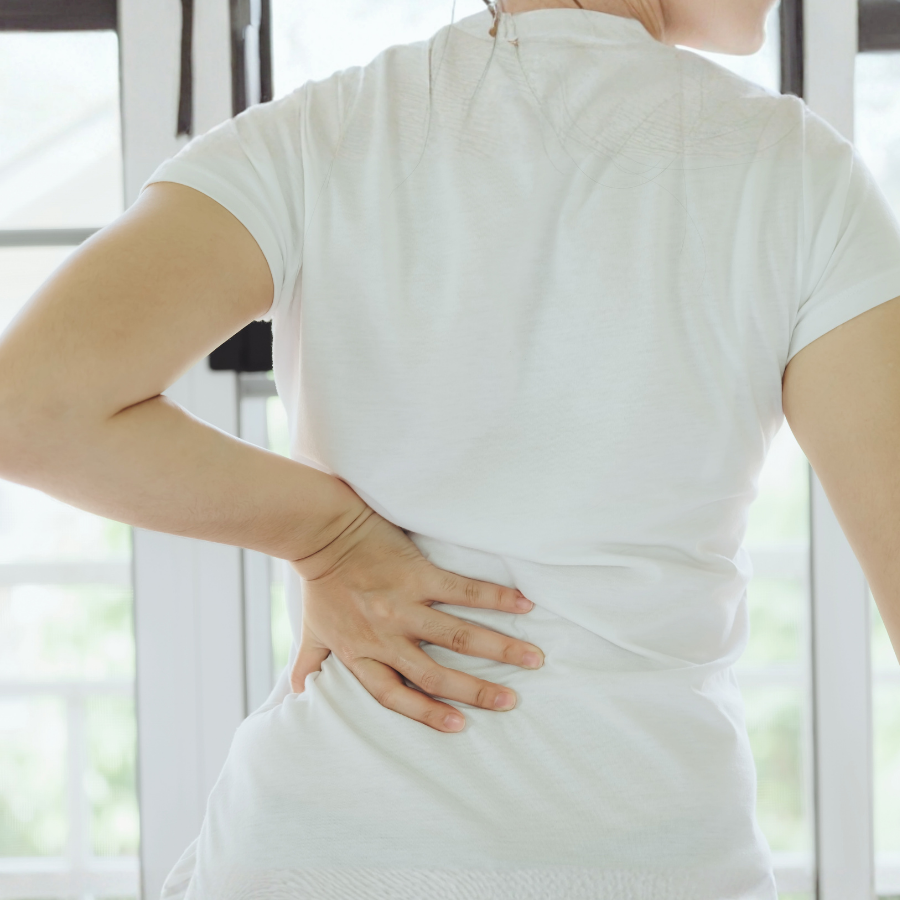 体を軽くひねる女性|ねじれは積み重なって現れる