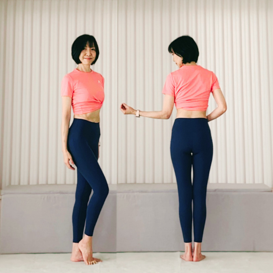 62歳女性の姿勢と立ち姿|正面と後ろ姿の全身写真(足を揃えて自然に立った状態)