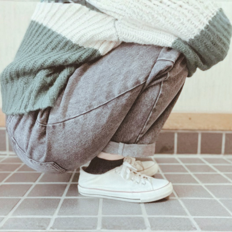 安定してしゃがんでいる女性の姿