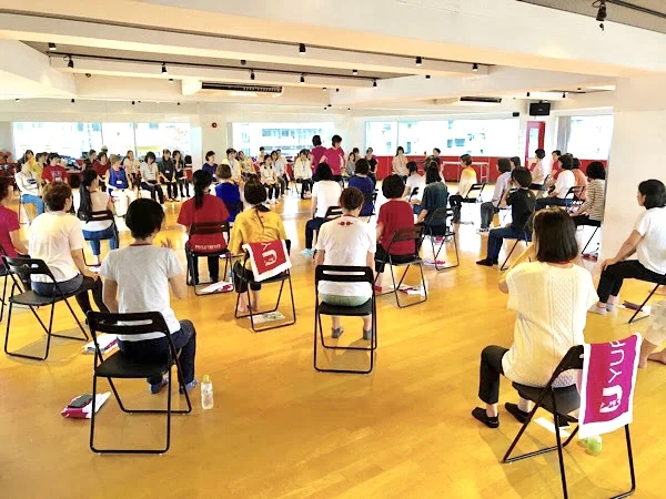 姿勢と歩き方のセミナー風景|講師が受講生に動きの指導を行っている様子