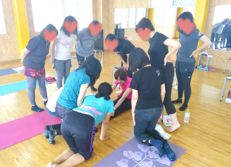 脚のねじれについて受講生に説明するノリコ