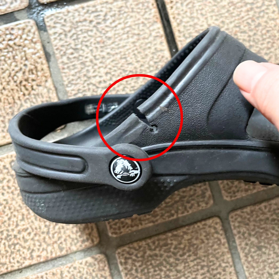 左足側ストラップ内側がちぎれたクロックスの写真