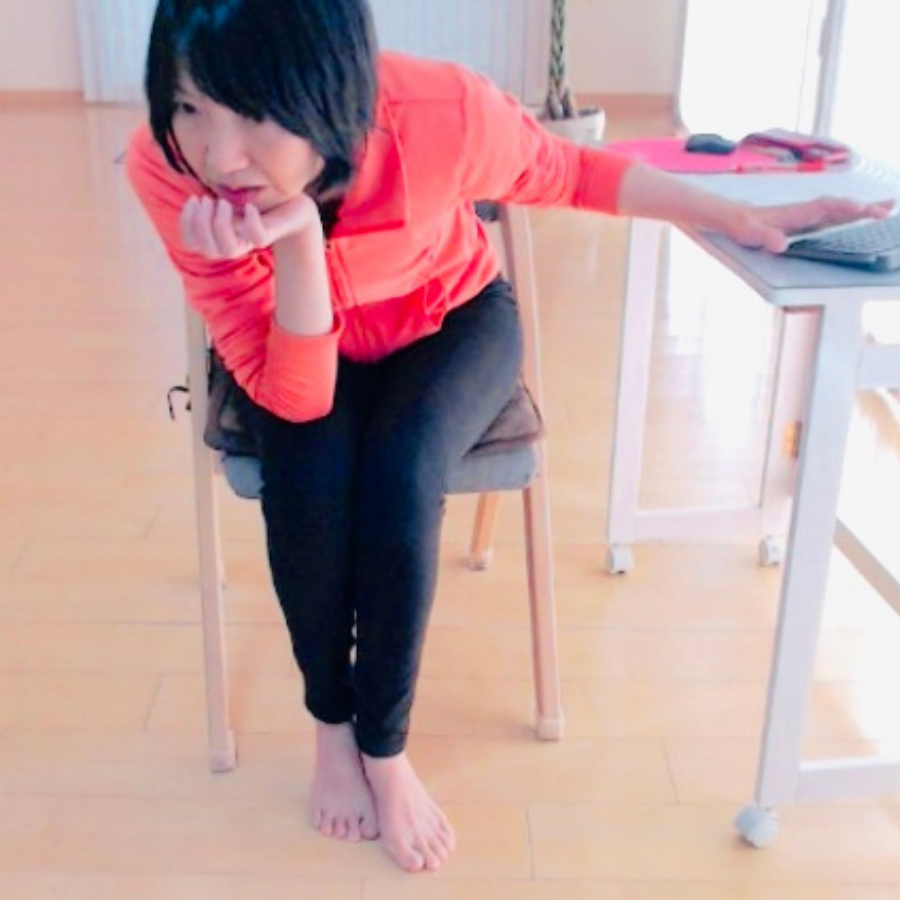 受講生の体の動きを観察しながらレッスンを行うYURUKU®代表ノリコ