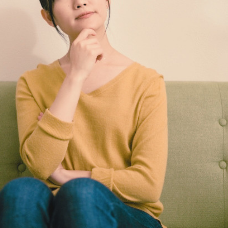 正しい姿勢について考え込む女性