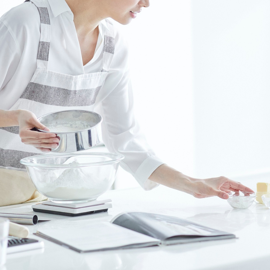 料理をしながら自然に手を使う女性